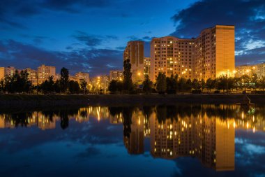 Moskova, Rusya'nın Güney gölette ile şehir bölgesinin güneşli görünümü.