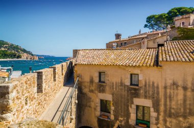 Kale Tossa de Mar, sahil deniz Girona Eyaleti, İspanya güneşli görünümünü.
