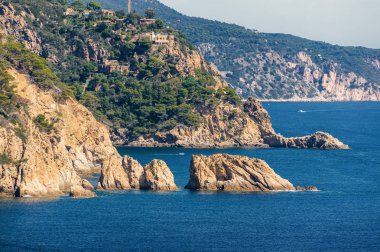 Kale Tossa de Mar, sahil deniz Girona Eyaleti, İspanya güneşli görünümünü.