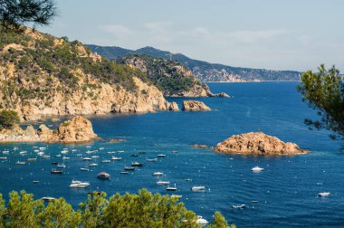 Kale Tossa de Mar, sahil deniz Girona Eyaleti, İspanya güneşli görünümünü.