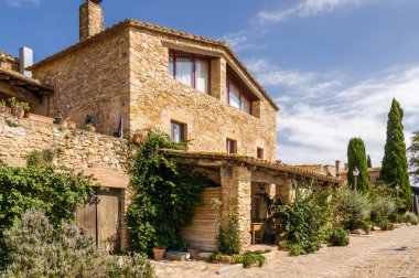 Güzel sokakta Ortaçağ şehir Peratallada, Gerona Eyaleti, Catalonia, İspanya.