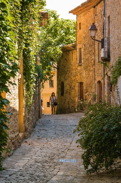 Bella strada nella città medievale di Peratallada, provincia di Gerona, Catalogna, Spagna . — Foto Stock