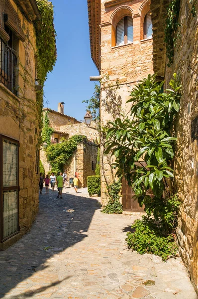 Bella strada nella città medievale di Peratallada, provincia di Gerona, Catalogna, Spagna . — Foto Stock