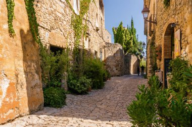 Güzel sokakta Ortaçağ şehir Peratallada, Gerona Eyaleti, Catalonia, İspanya.