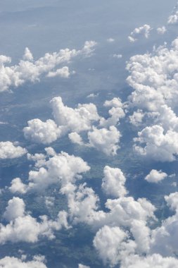 Avrupa'nın bulutların üstünde atmosferin güneşli görünümü.