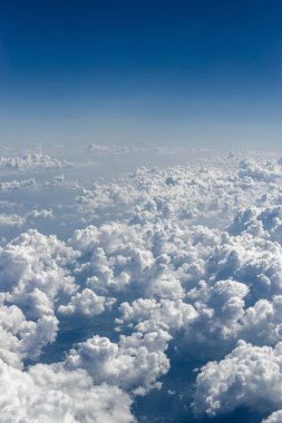 Avrupa'nın bulutların üstünde atmosferin güneşli görünümü.