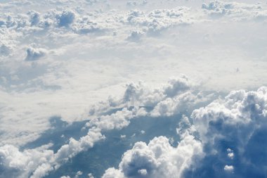 Avrupa'nın bulutların üstünde atmosferin güneşli görünümü.