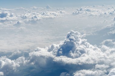 Avrupa'nın bulutların üstünde atmosferin güneşli görünümü.