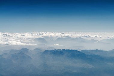 Avrupa'nın bulutların üstünde atmosferin güneşli görünümü.