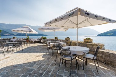 Pitoresk eski vintage restoran tarihi merkezi eski şehir, Budva, Karadağ.