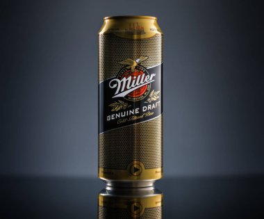 Moskova, Rusya - Kasım, 2018: Beautibul compisition Hennessy konyak, cam ve ahşap arka plan üzerinde tornavida şişe.