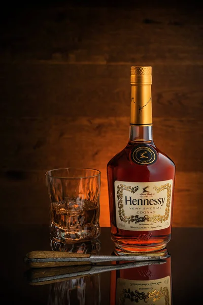 Moskova, Rusya - Kasım, 2018: Beautibul compisition Hennessy konyak, cam ve ahşap arka plan üzerinde tornavida şişe.