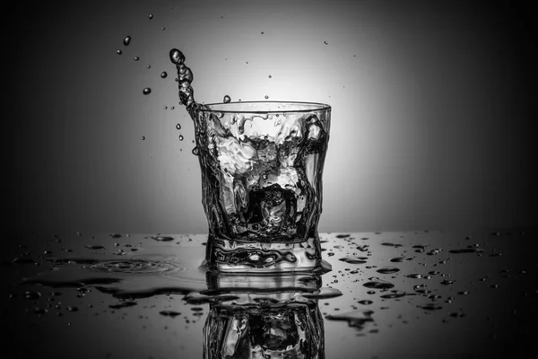 Schwarz Weiß Fotografie Von Wasserspritzern Einem Eleganten Whiskeyglas Auf Gradienten — Stockfoto