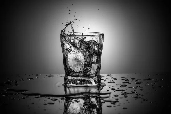 Zwart Wit Fotografie Van Water Splash Een Elegante Whisky Glas — Stockfoto