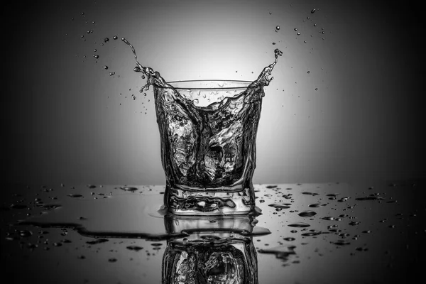 Fekete Fehér Fotózás Víz Splash Egy Elegáns Whiskey Pohár Gradiens — Stock Fotó