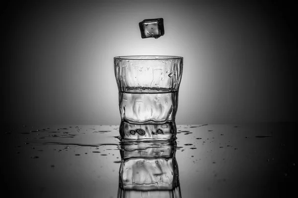 Μαύρο Και Άσπρο Φωτογραφία Από Πιτσίλισμα Του Νερού Ένα Ποτήρι — Φωτογραφία Αρχείου