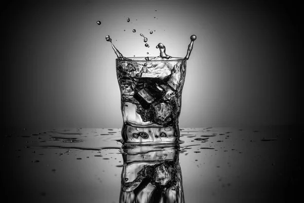 Fekete Fehér Fotózás Víz Splash Egy Elegáns Whiskey Pohár Gradiens — Stock Fotó