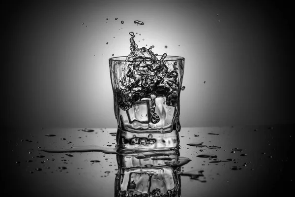 Fotografía Blanco Negro Salpicaduras Agua Elegante Vaso Whisky Sobre Fondo —  Fotos de Stock