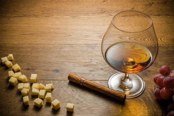 Vaso Coñac Cigarro Con Merienda Mesa Madera Con Tabla Cortar — Foto de Stock