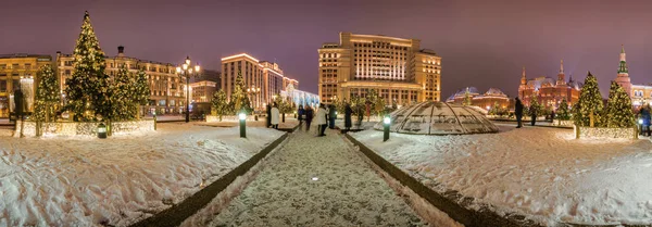 赤の広場とモスクワ クレムリン近くの Manezhnaya 広場でお祭りの新年イルミネーション — ストック写真