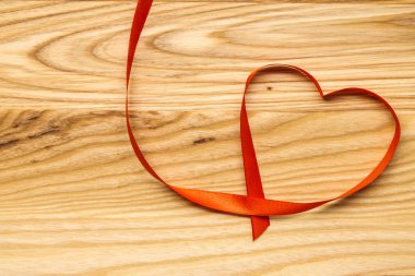 Kavram Sevgililer günü. Kalp şeklinde ahşap bir masa şeritler. Üstten görünüm. Kopya alanı.