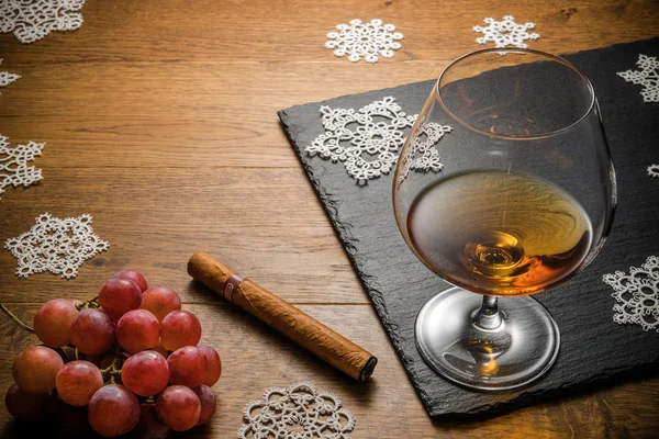 Bicchiere Cognac Sigaro Con Spuntino Sul Tavolo Legno Con Tagliere — Foto Stock