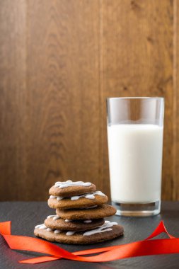 Cam ahşap arka plan ile taş tabloda taze sağlıklı süt ile St. Valentine's tarzı el yapımı tanımlama
