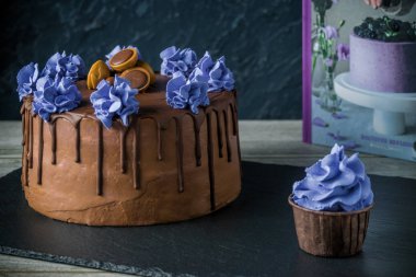 Delisious kek krem ve çilek ile bir taş koyu arka plan.