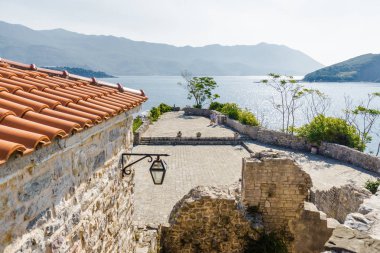 Ismarlayarak tarihi merkezi eski Budva şehir, Mo