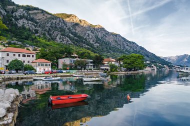 Güneşli sabah görünümü Körfezi Kotor, Karadağ.