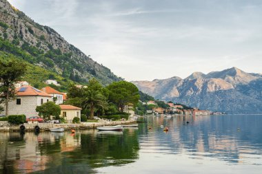 Güneşli sabah görünümü Körfezi Kotor, Karadağ.