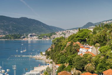 Güneşli görünümünü Herceg Novi, Karadağ.