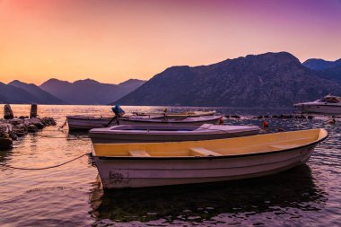 Kotor Körfezi 'nin günbatımı manzarası, Karadağ.