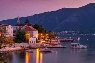 Kotor Körfezi 'nin günbatımı manzarası, Karadağ.