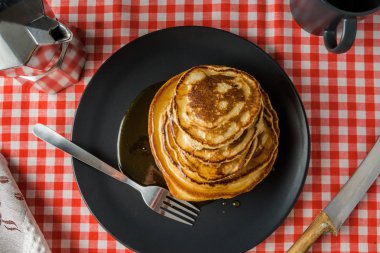 Bac kahvaltı için süt ve kahve ile lezzetli krep