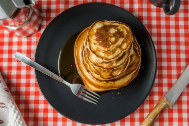 Bac kahvaltı için süt ve kahve ile lezzetli krep