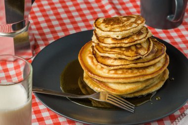 Bac kahvaltı için süt ve kahve ile lezzetli krep