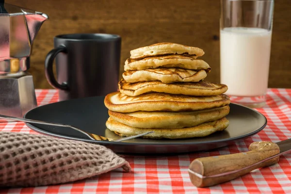 Délicieuses crêpes au lait et au café pour le petit déjeuner sur le bac — Photo