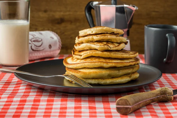 Délicieuses crêpes au lait et au café pour le petit déjeuner sur le bac — Photo