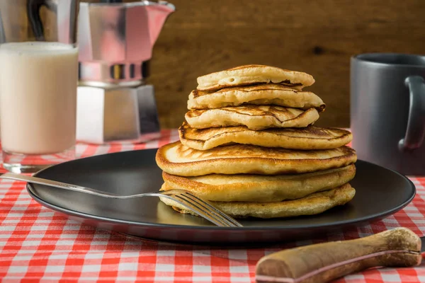 Délicieuses crêpes au lait et au café pour le petit déjeuner sur le bac — Photo