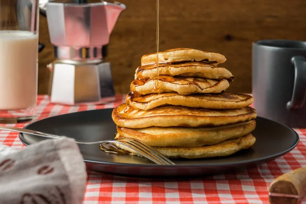 Délicieuses crêpes au lait et au café pour le petit déjeuner sur le bac — Photo