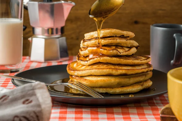 Délicieuses crêpes au lait et au café pour le petit déjeuner sur le bac — Photo