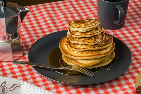 Delicious pancakes with milk and coffee for breakfast on the bac — Stock Photo, Image