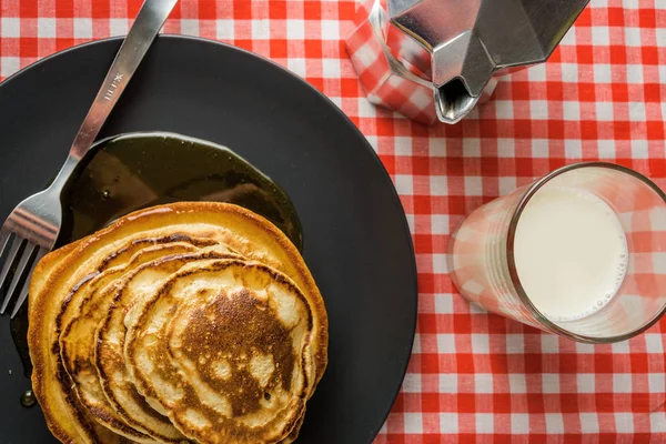 Bac kahvaltı için süt ve kahve ile lezzetli krep