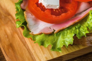 Koyu sırtlı ahşap masada lezzetli sandviç ve bira bira