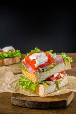 Koyu sırtlı ahşap masada lezzetli sandviç ve bira bira