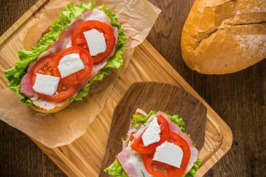 Koyu sırtlı ahşap masada lezzetli sandviç ve bira bira