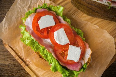 Koyu sırtlı ahşap masada lezzetli sandviç ve bira bira