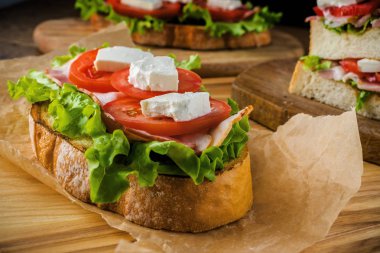 Koyu sırtlı ahşap masada lezzetli sandviç ve bira bira