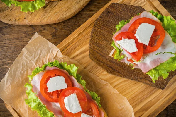 Koyu sırtlı ahşap masada lezzetli sandviç ve bira bira